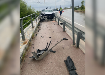 Drejtuesi i mjetit humb kontrollin dhe përplaset me trafikndarësin