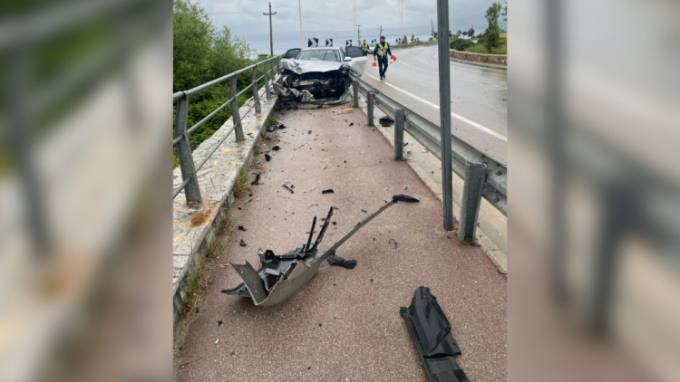 Drejtuesi i mjetit humb kontrollin dhe përplaset me trafikndarësin