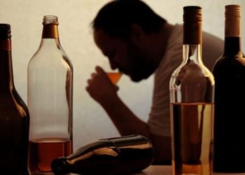 OBSH: 1 në 4 të rinj konsumojnë alkool / Tendencë në rritje edhe tek vajzat