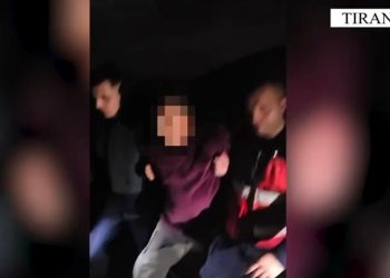 Dhunoi gruan, fëmijët dhe qëlloi me armë në drejtim të policisë, pranga 45 vjeçarit