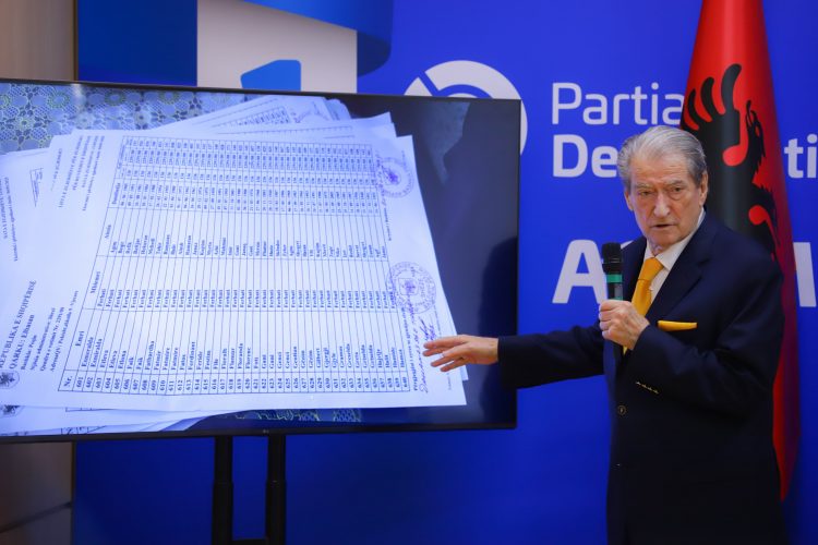 Iu gjetën fletë votimi të falsifikuara e../Procedohet pronari,u denoncua nga Berisha