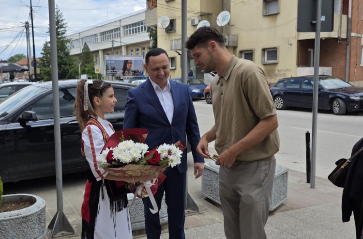Ndeshjet kualifikuese, Pajaziti porosit Gjimshitin: Berat, mundeni Serbinë!