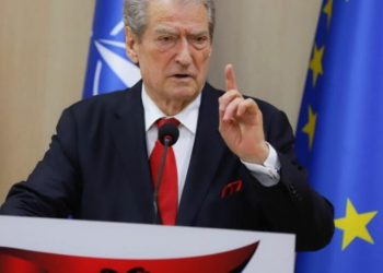 “Rama firmosi 100 euro një votë”/Berisha: PS, zyra ilegale pranë qendrave të votimit