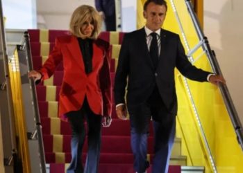 “Humbës…”, eksperti i leximit të buzëve: Çfarë i tha gruaja Macronit pas shuplakës