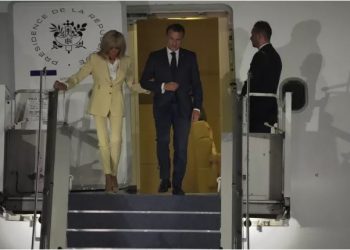Çifti Macron mbërrin i kapur dorë për dore në Indonezi