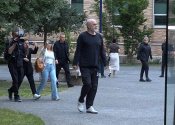 Ku ndodhet Edi Rama? Gazetarja raporton nga selia e PS