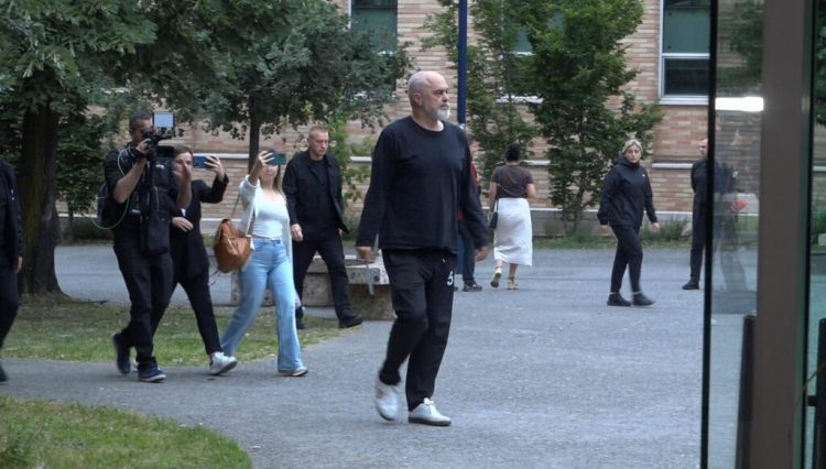Ku ndodhet Edi Rama? Gazetarja raporton nga selia e PS