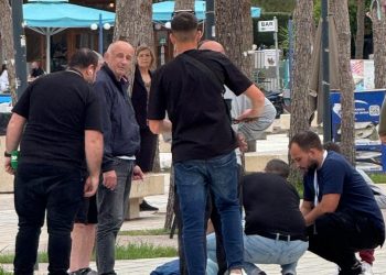 I riu pëson krizë epileptike, Dr. Vasil Llajo ndërpret intervistën për ta ndihmuar