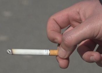 Franca ndalon pirjen e duhanit në ambiente të hapura, vendimi në fuqi më 1 korrik