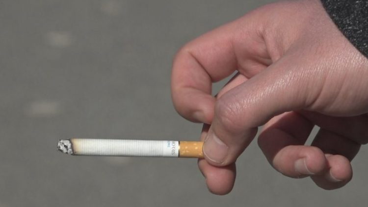 Franca ndalon pirjen e duhanit në ambiente të hapura, vendimi në fuqi më 1 korrik