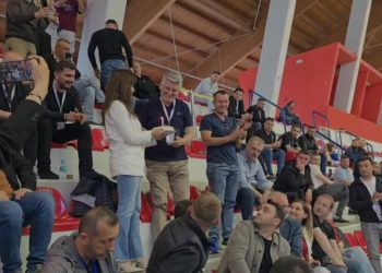 Gjekmarkaj feston ditëlindjen në Parkun Olimpik, surprizohet me tortë nga deputetja