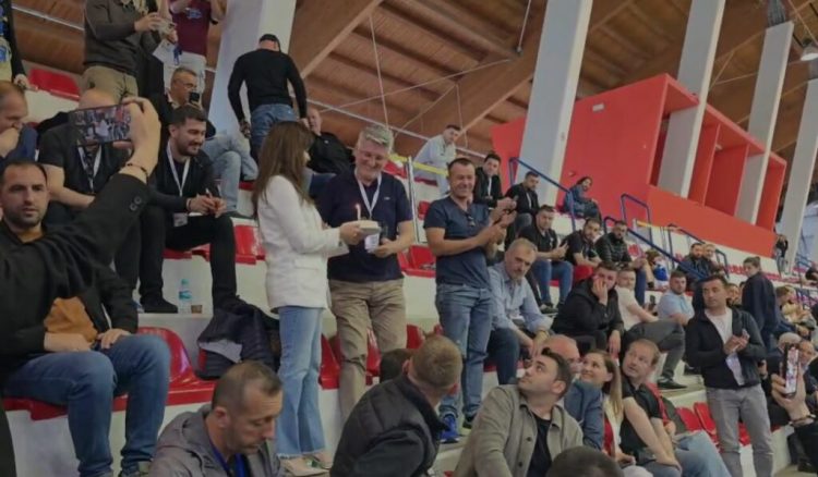 Gjekmarkaj feston ditëlindjen në Parkun Olimpik, surprizohet me tortë nga deputetja