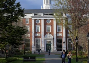 Harvardi padit administratën Trump për ndalimin e regjistrimit të studentëve të huaj