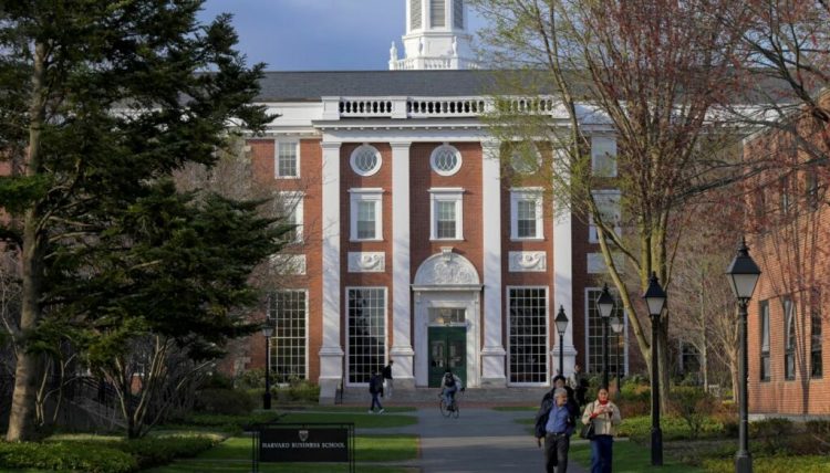Harvardi padit administratën Trump për ndalimin e regjistrimit të studentëve të huaj