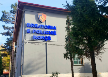 Aksion policor në Korçë/Dy persona në prangat e policisë, priten disa urdhër-arreste
