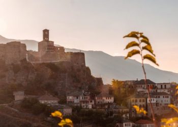 Media amerikane: Vizitoni “Qytetin e Gurtë” të Shqipërisë, i njohur për arkitekturën