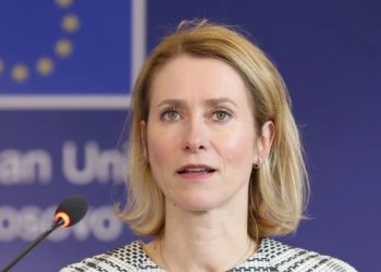Kallas vizitë surprizë në Mitrovicën e Veriut: Gjyqtarët serbë të kthehen në detyrë