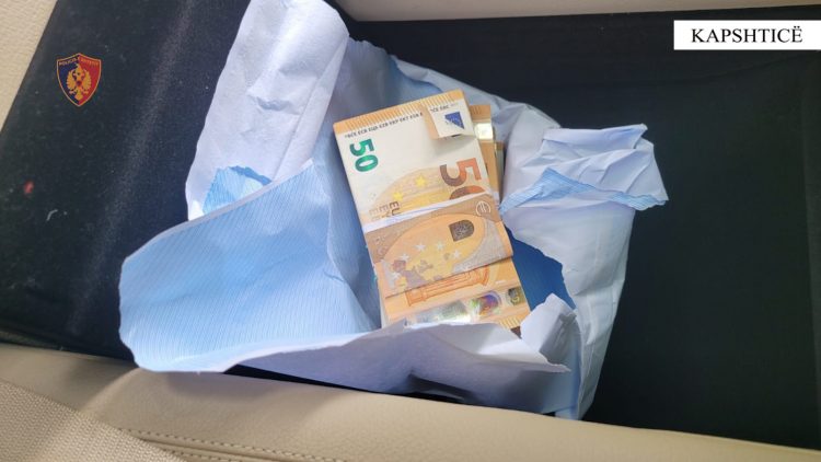 U kap me mbi 30 mijë euro të padeklaruara, tentoi t’i nxirrte nga Shqipëria