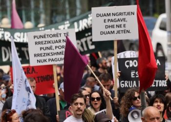 Kosovë/ Punëtorët protestojnë për të drejtat e tyre, kërkojnë rritjen e pagave