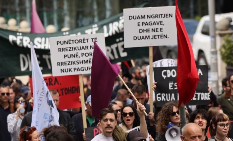 Kosovë/ Punëtorët protestojnë për të drejtat e tyre, kërkojnë rritjen e pagave