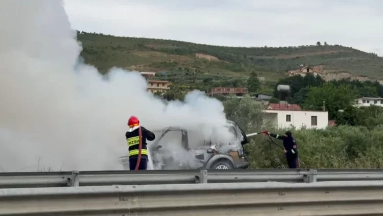 Përfshihet nga zjarri makina në rrugën Fier-Lushnjë, shpëtojnë shoferi dhe pasagjeri