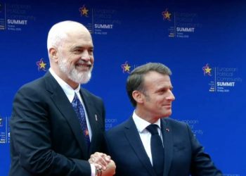 Mbërrin i fundit i liderëve europianë/ Presidenti Macron përqafim me Ramën