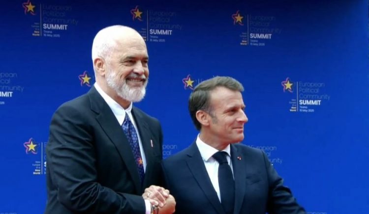 Mbërrin i fundit i liderëve europianë/ Presidenti Macron përqafim me Ramën