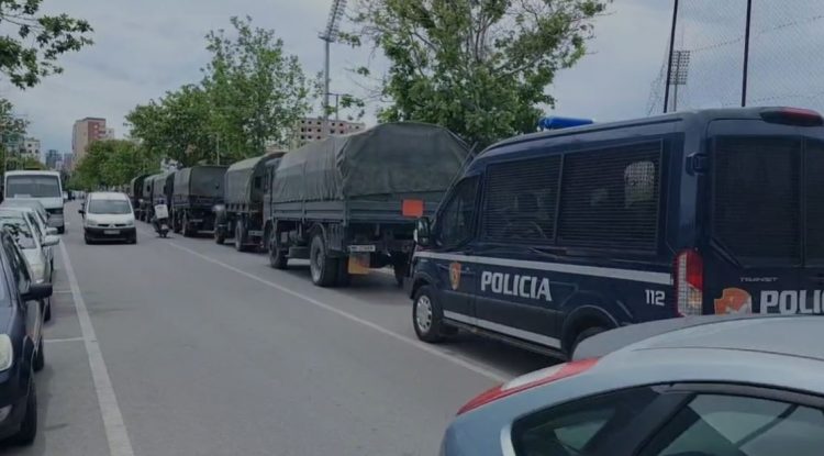 Zgjedhjet parlamentare të 11 Majit/ Mbërrijnë materialet zgjedhore në Durrës