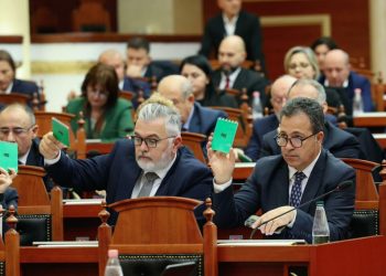 PS mbledh grupin parlamentar përpara seancës në Kuvend