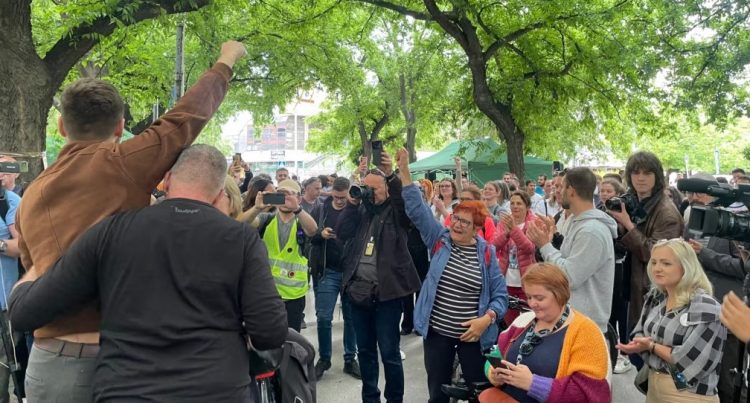 Gjykata në Novi Sad urdhëron arrest shtëpiak për 3 nga 6 aktivistët e burgosur