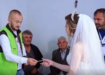 VIDEO/ Martohet ditën e zgjedhjeve, nusja me vello në qendrën e votimit