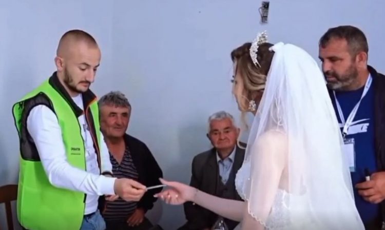 VIDEO/ Martohet ditën e zgjedhjeve, nusja me vello në qendrën e votimit