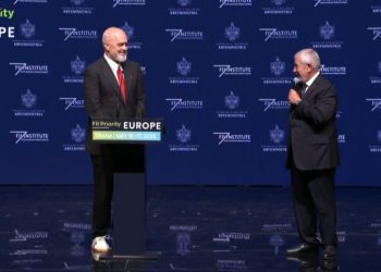“Mangësia” e vetme e samitit/ Batuta e Ramës: Starmer na solli shiun