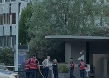 Alarm për bomb në qendër të Tiranës, policia rrethon zonën
