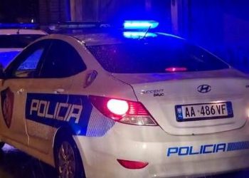 Kukës/ Efektivi i policisë konfliktohet fizikisht me disa persona