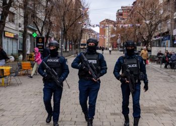 Kosovë/Policia nis hetim ndaj zyrtarit, por mohon ushtrimin e dhunës ndaj maturantit