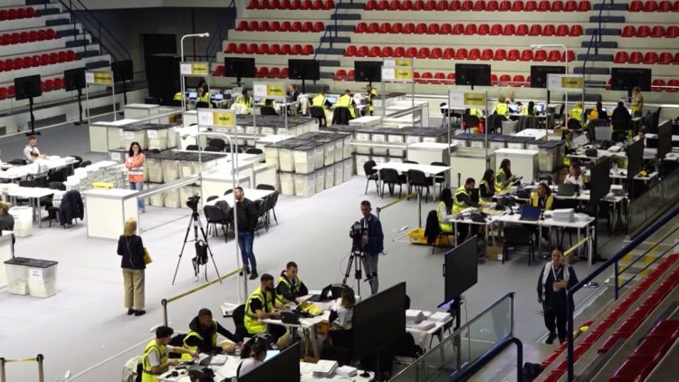 Vota e diasporës “përplas” PD dhe PS në KQZ