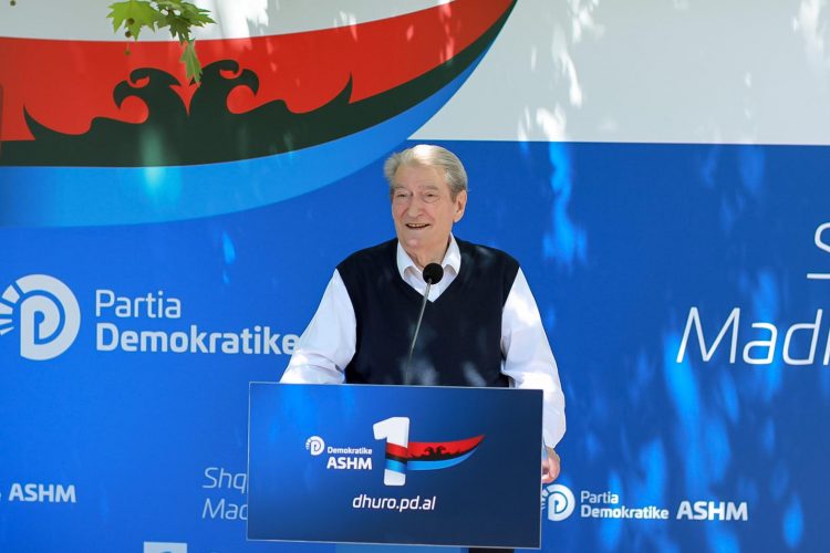 Berisha takim me banorët e Gramshit: Rrugët kanë mbetur siç i lamë ne në vitin 2013!