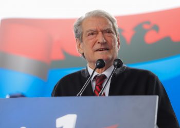 “Ndërtojmë rrugë thonë, vjedhje të tmerrshme!”/Berisha: Paratë të ishin për pensione
