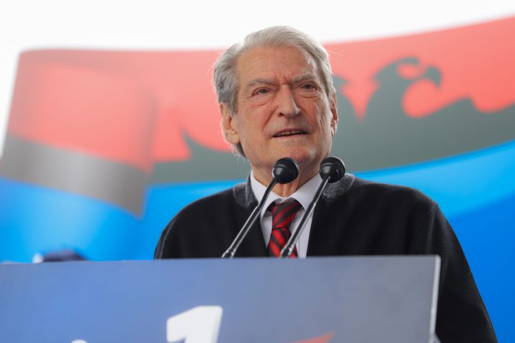 “Ndërtojmë rrugë thonë, vjedhje të tmerrshme!”/Berisha: Paratë të ishin për pensione