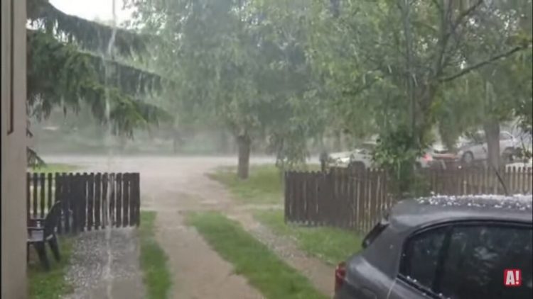 Stuhi e fuqishme në Serbi/ Beogradi përmbytet nga reshjet e dendura dhe breshëri