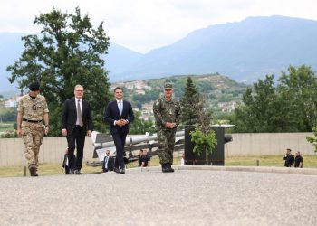 Kryeministri britanik viziton Qendrën e Inovacionit dhe Muzeun e FA