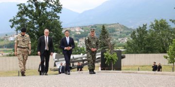 Kryeministri britanik viziton Qendrën e Inovacionit dhe Muzeun e FA