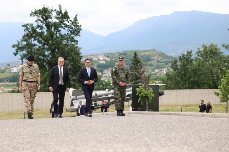 Kryeministri britanik viziton Qendrën e Inovacionit dhe Muzeun e FA