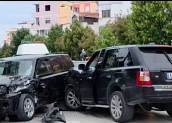 Fier/ Përplasen katër automjete, dy persona përfundojnë në spital