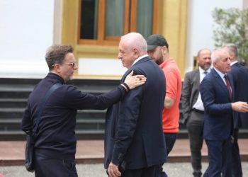 Fotot/ Çfarë nuk u pa nga seanca? Socialistët dhe demokratët të përzemërt mes tyre