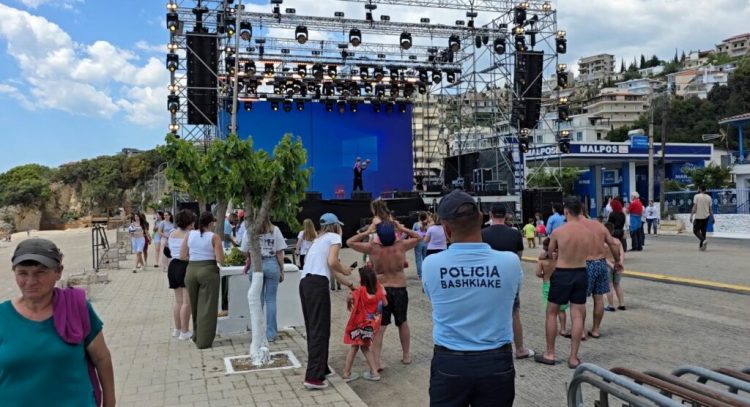 Nis zyrtarisht sezonin, Himara “pushtohet” nga turistët