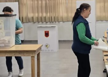 DW: Votimet në Shqipëri po kalojnë pa probleme serioze