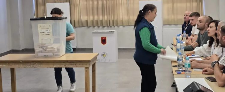 DW: Votimet në Shqipëri po kalojnë pa probleme serioze