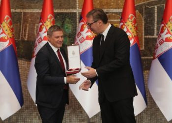 Thirrje nga mitingu në Nish/ Vuçiç ndez sfidën Shqipëri-Serbi: Shkoni dhe mposhtini!